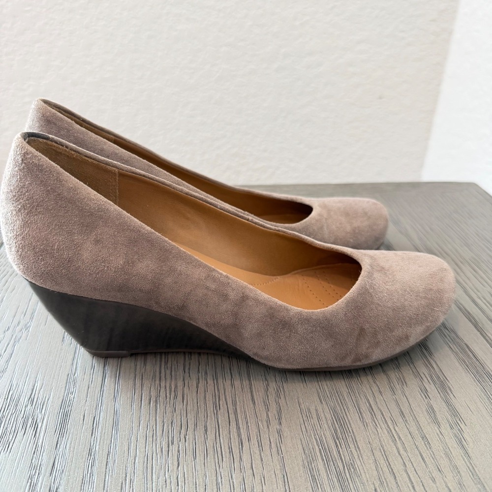 Clarks Taupe Suede Wedge Pumps Round Toe Shoes Preppy Workwear‎ Womens Sz 7.5